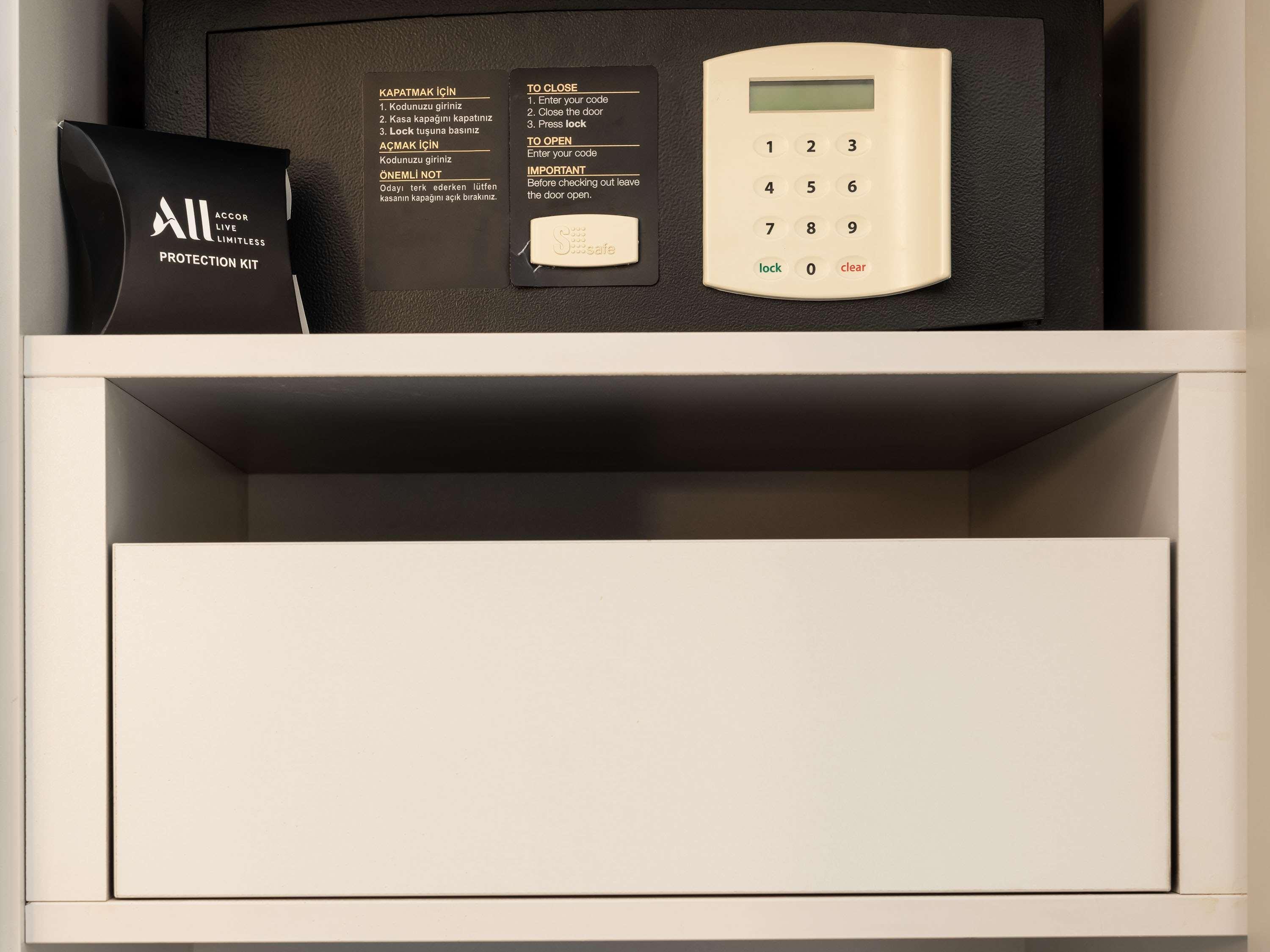 The Artisan Hotel Istanbul - Mgallery Collection Bagian luar foto A safe in a hotel room