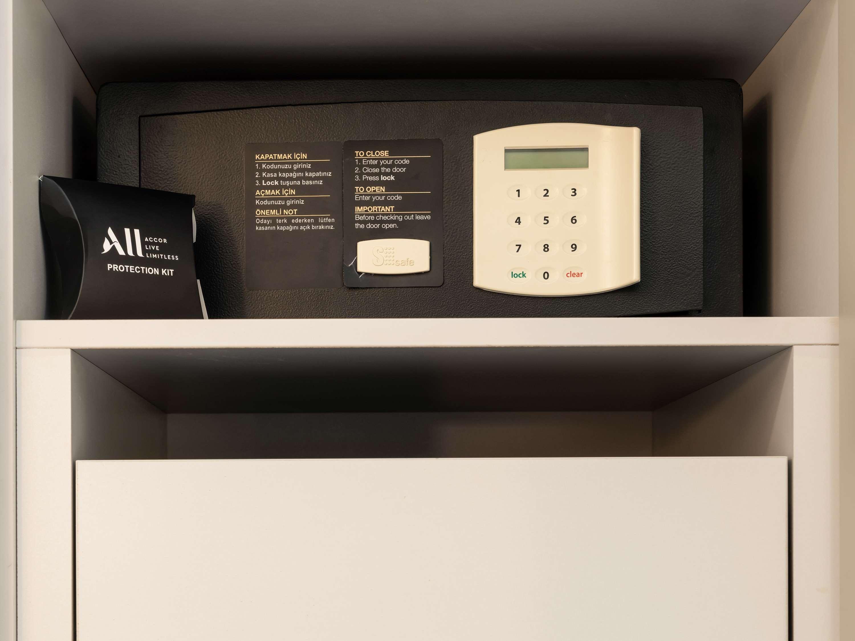 The Artisan Hotel Istanbul - Mgallery Collection Bagian luar foto A safe in a hotel room