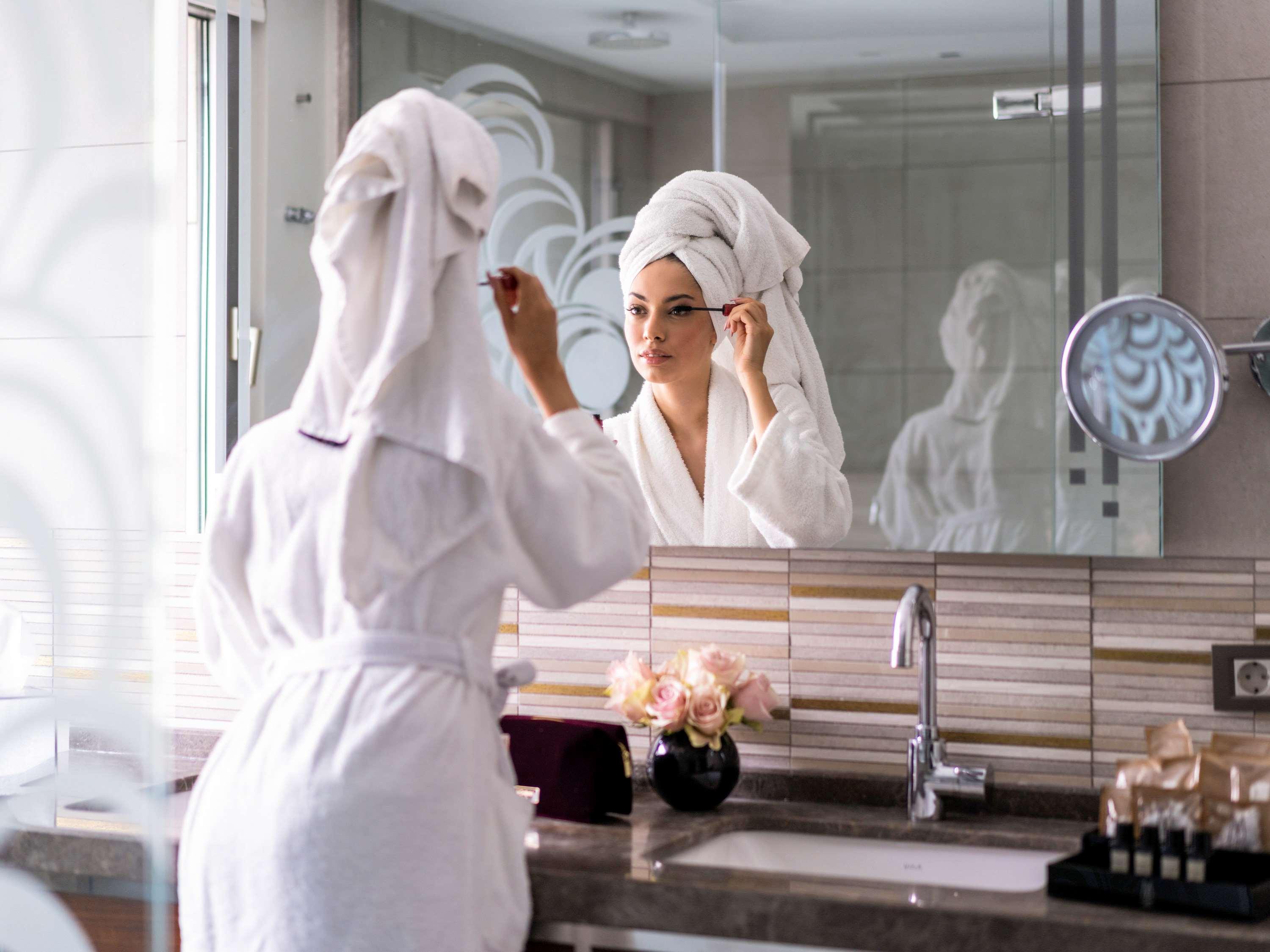 The Artisan Hotel Istanbul - Mgallery Collection Bagian luar foto A woman applying makeup