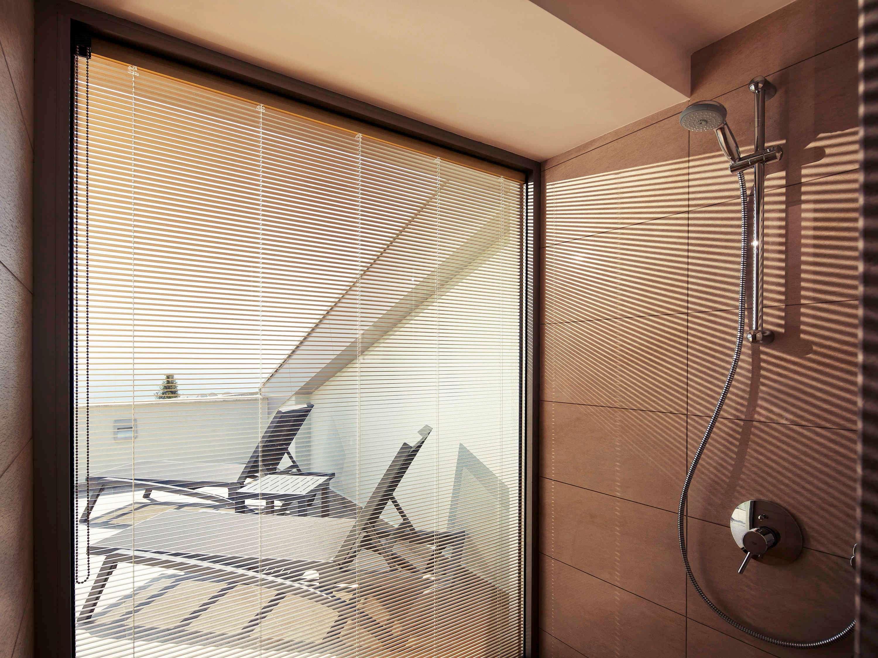 The Artisan Hotel Istanbul - Mgallery Collection Bagian luar foto A shower with a fixed shower head and handheld shower head